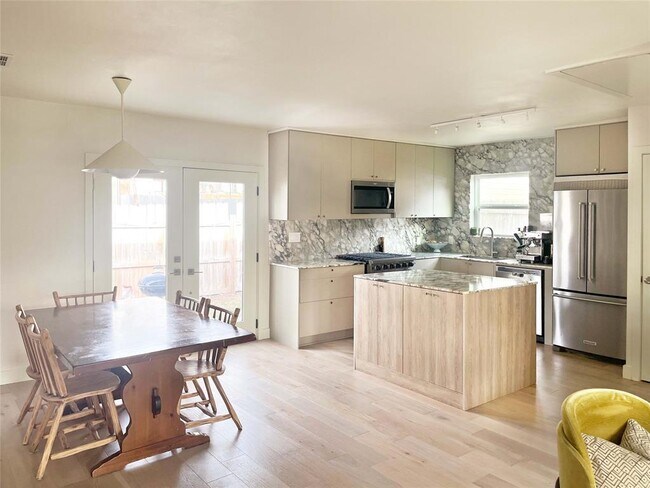 Building Photo - 4800 Duval St