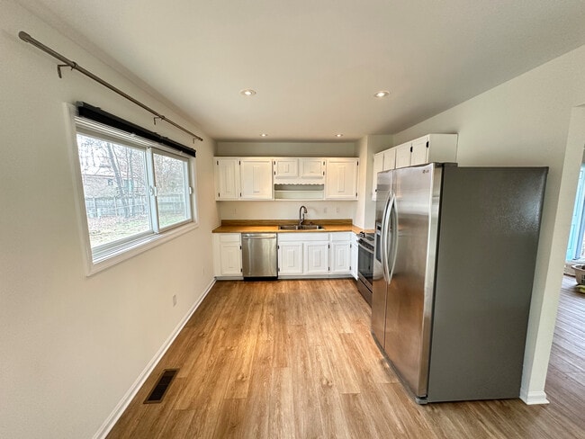 Building Photo - 310 Azalia Dr