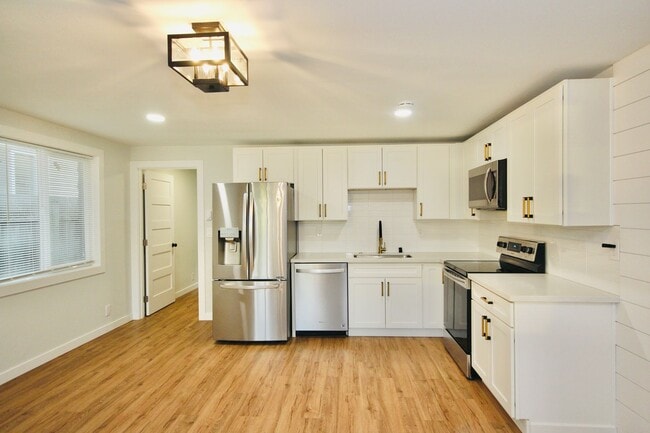 Building Photo - Beautifully Updated 1bd/1ba Sumner Duplex!