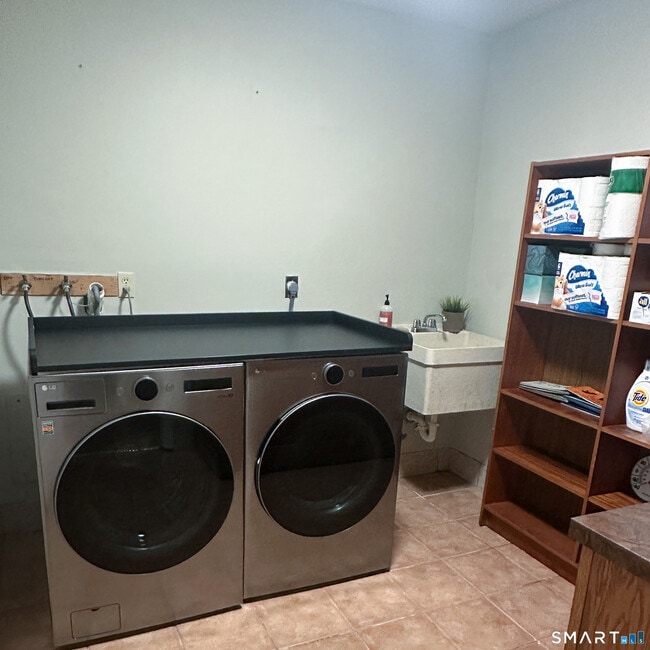 Building Photo - 6 Cove Rd