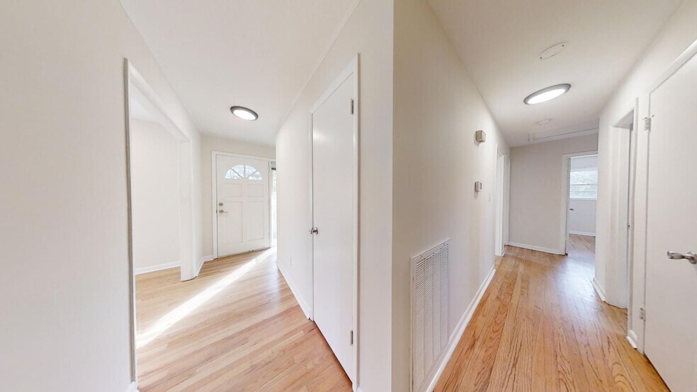 Building Photo - Cute one level home inside the Loop