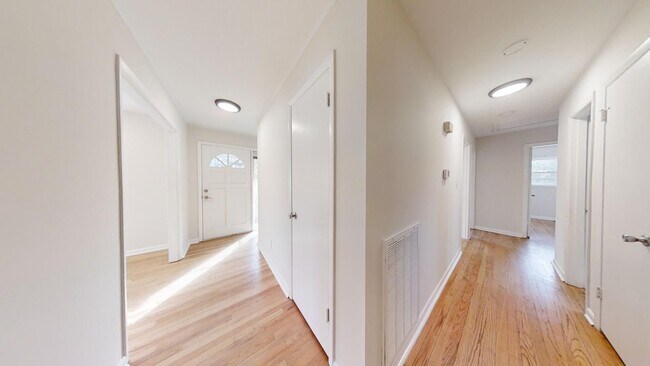 Building Photo - Cute one level home inside the Loop