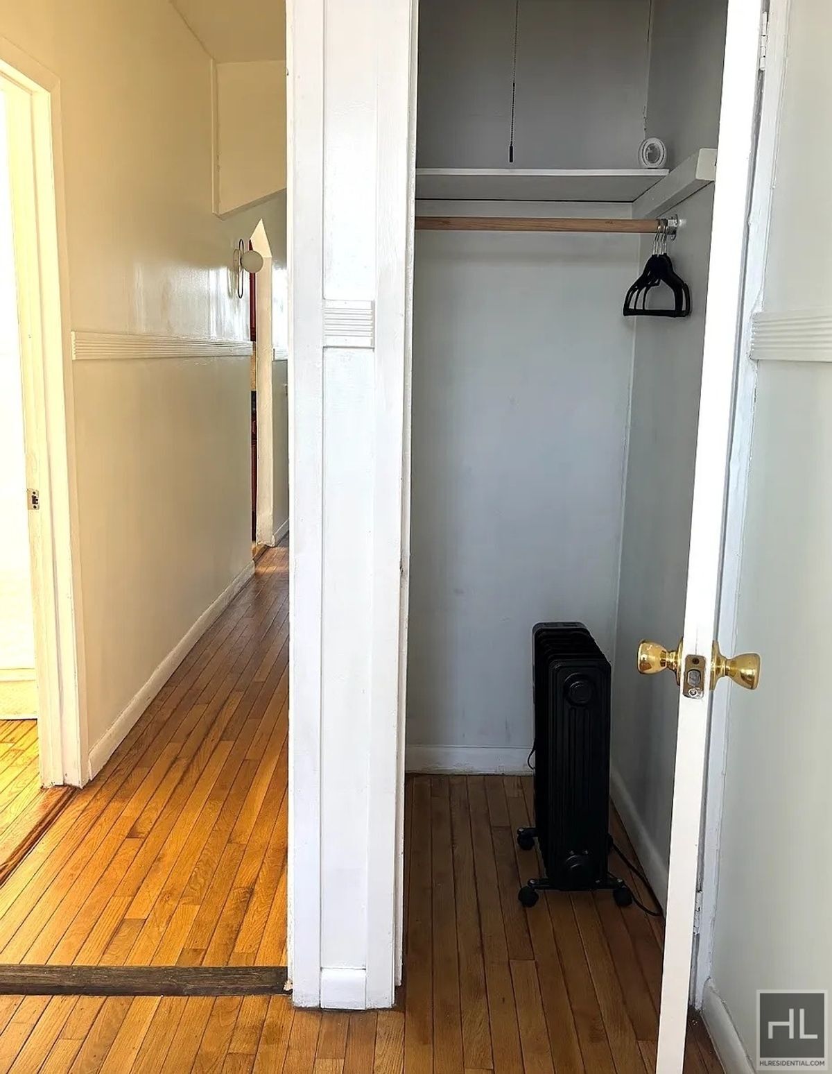 Building Photo - 3BR 1BA Top Floor Brick Townhouse w/ Commu...