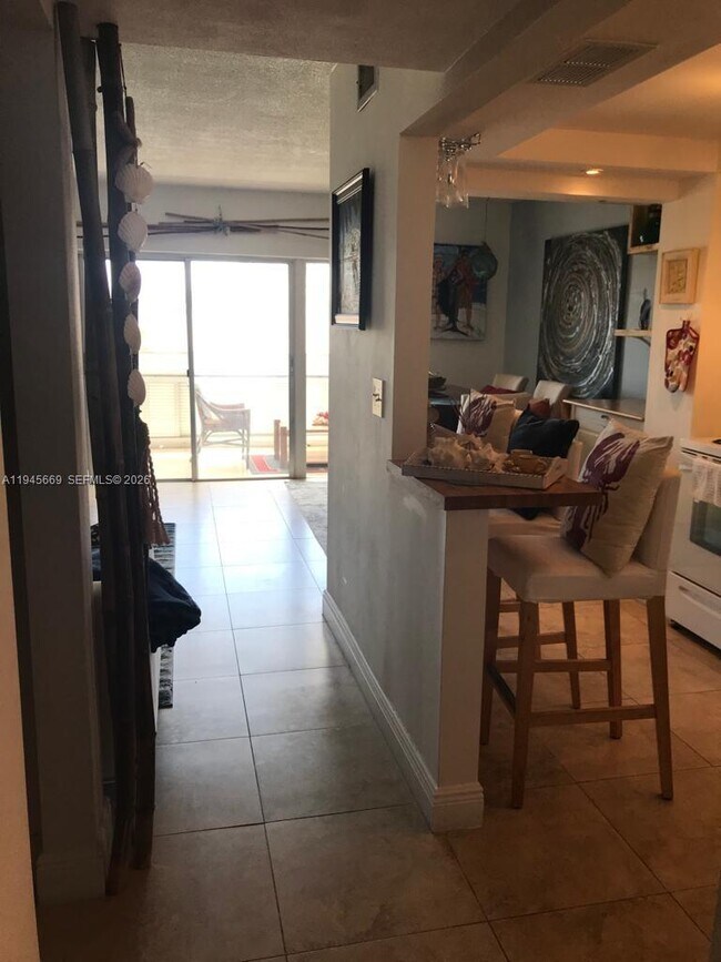 Building Photo - 320 S Surf Rd