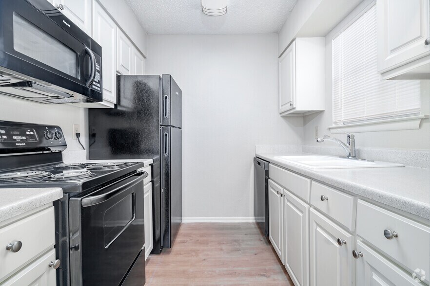 1BR, 1BA - 647SF - Kitchen - Sugar Hill