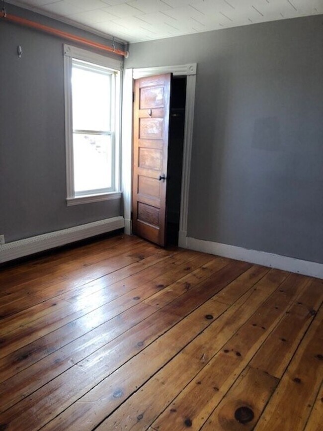 Building Photo - 2BR/1BA Available August 15!! Great Residential Location!
