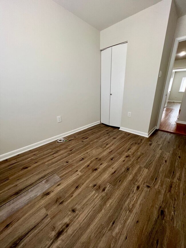 Building Photo - Luxurious 3-Bedroom Townhome in Logan Square with Parking Space Included! Available mid-August!
