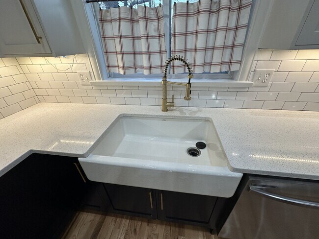 Building Photo - "Charming 3-Bed Oasis with Granite Touches & Cozy Fireplace in Nampa!"