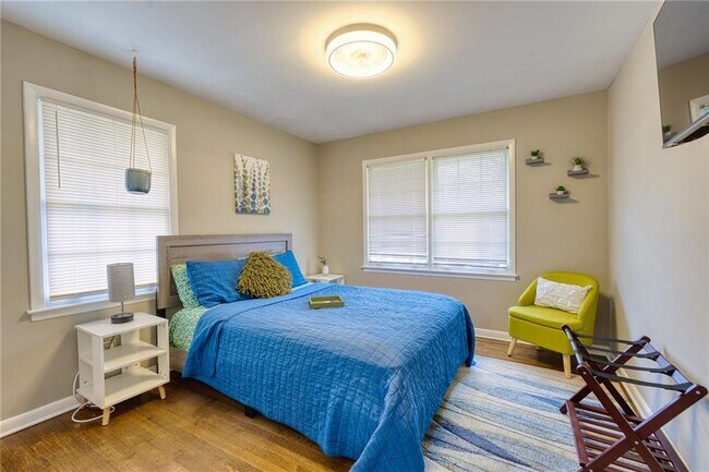 Building Photo - 2418 Brookdale Dr NE