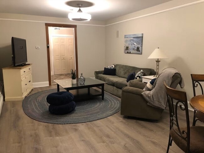 Building Photo - 40 Russell St