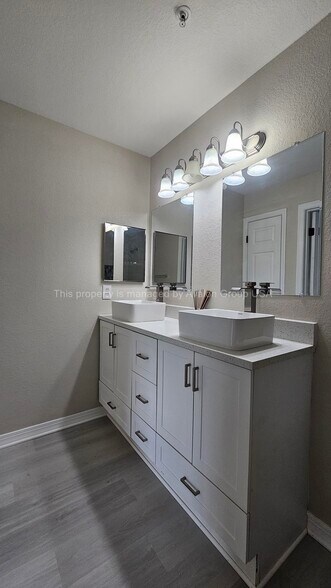 Building Photo - 7800 Point Meadows Dr