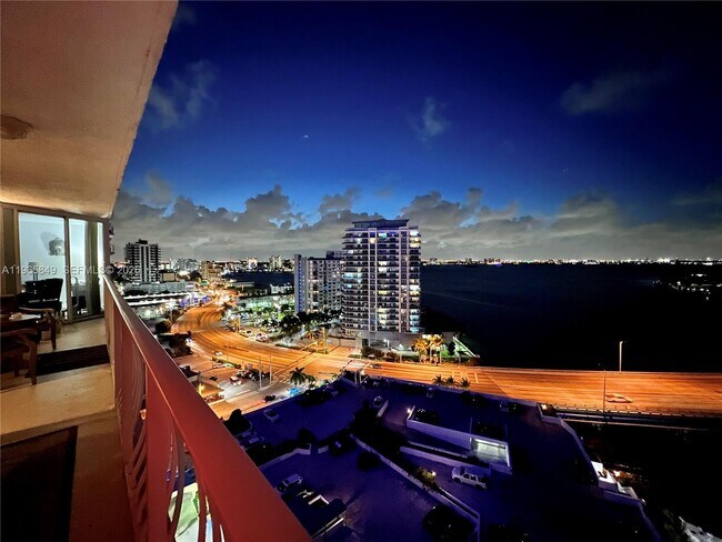 Building Photo - 7601 E Treasure Dr