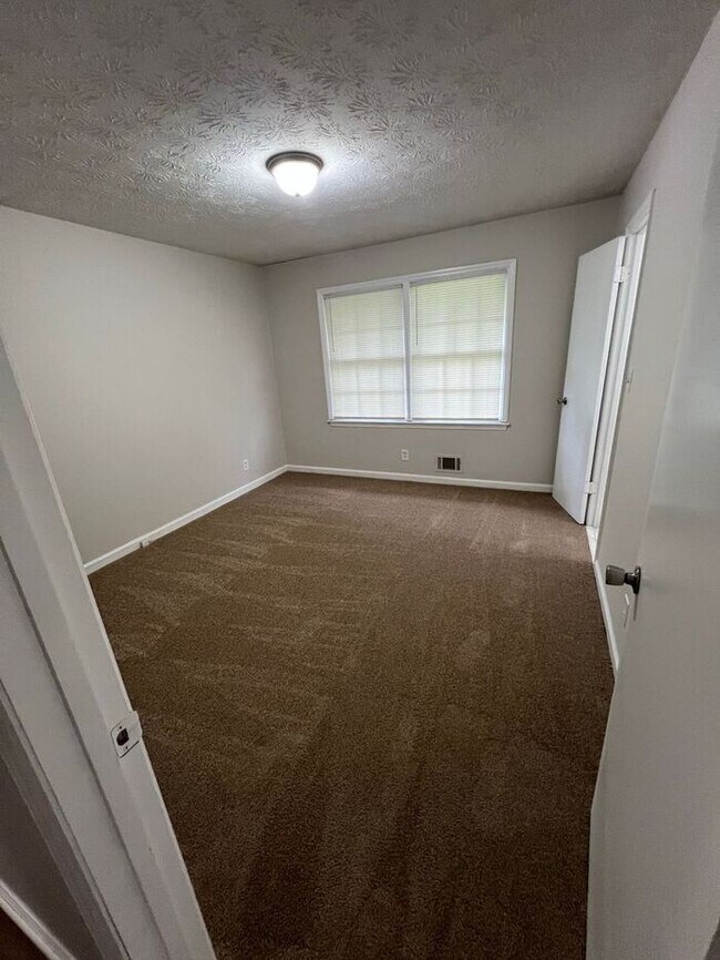 Building Photo - READY NOW!!!! 3 bed 2 bath!