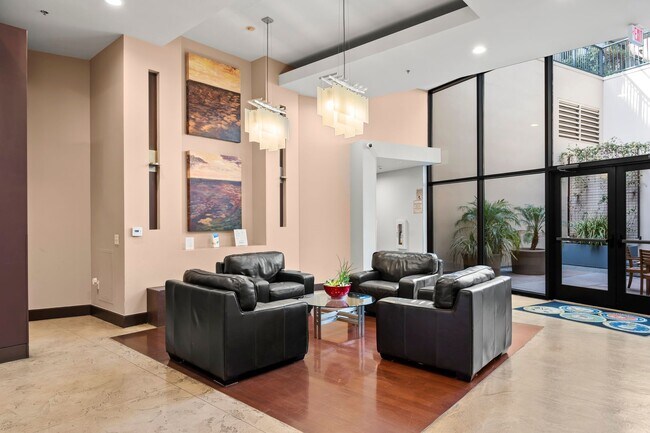 Building Photo - Top Floor Condo in the Gaslamp District!