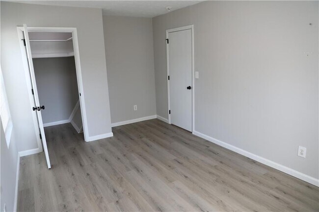 Building Photo - 1321 Surrey Ln SW