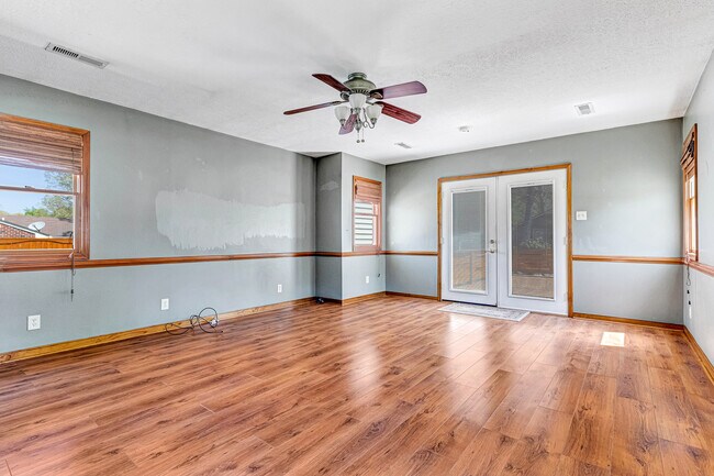 Building Photo - 421 Evanrude Ln