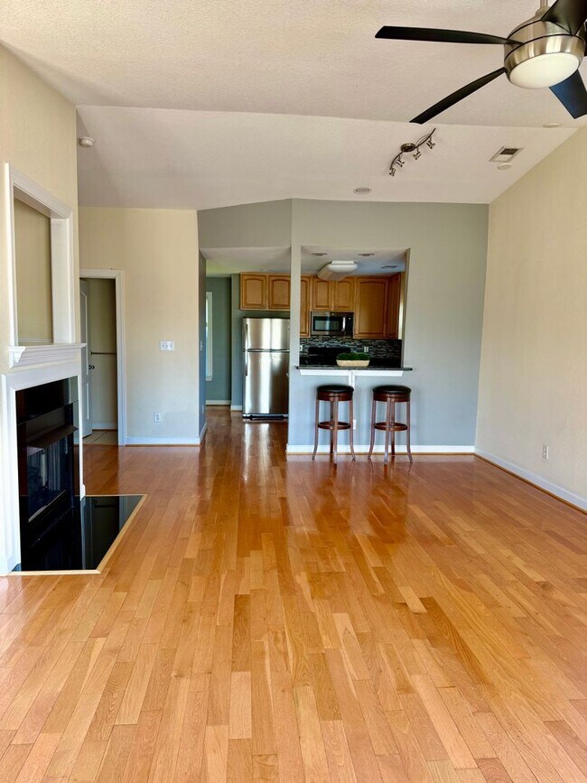 Building Photo - 3BD/3.5 Condo with Garage & Backyard in Shadowlawn! Blocks to the Beach! AVAILABLE NOW!