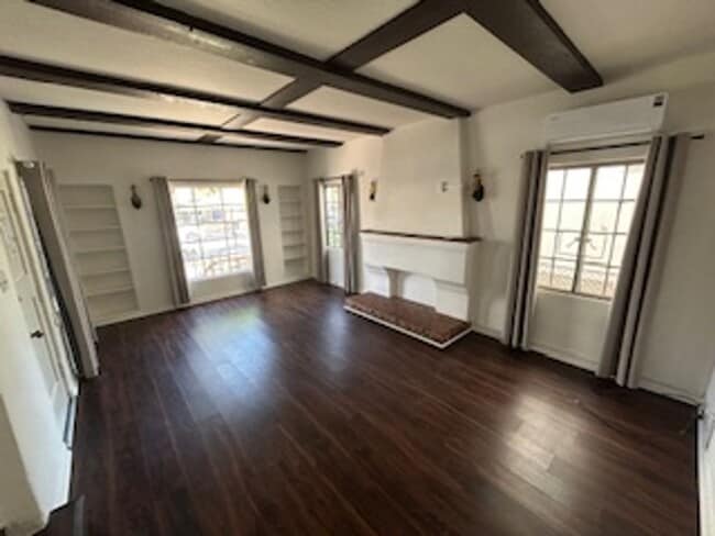 Building Photo - Charming 2bd/1ba Lower Unit Near Beach and...