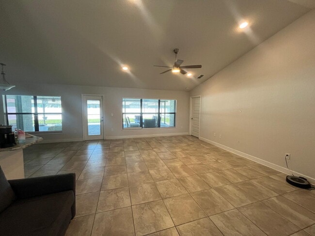 Building Photo - "Spacious 4-Bedroom Home in Mulberry's Heritage Park - 2 Full Baths & 2,211 Sq. Ft. of Comfort!"