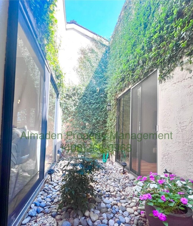 Building Photo - Remodeled Sunrise Community Single Story Condo! Pets Negotiable! Great Schools & Central A/C!!