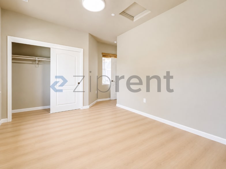Building Photo - Unit