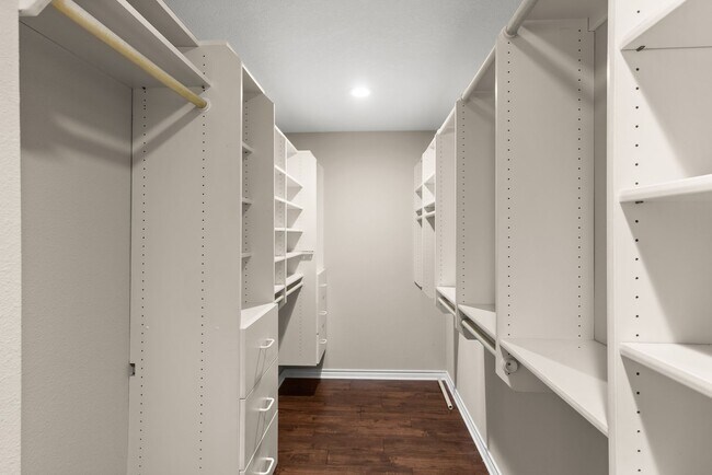 Building Photo - Welcome to your dream home in the picturesque Westridge neighborhood
