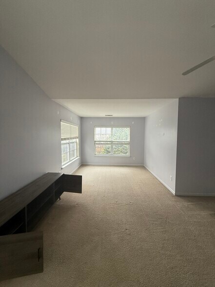 Building Photo - 9568 Kings Parade Blvd