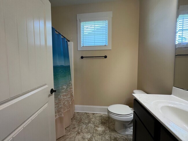 Building Photo - Absolutely Adorable!