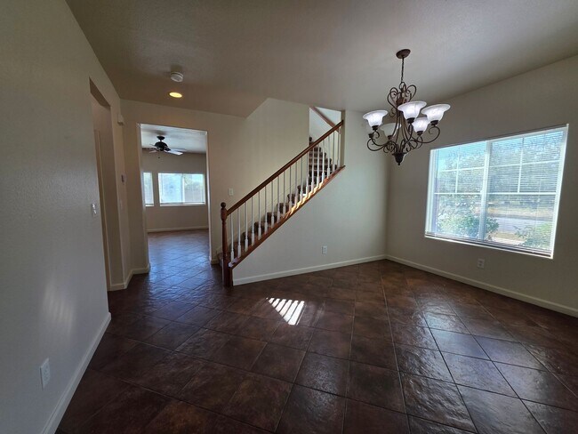 Building Photo - 3 bedroom with an extra office/den space in Modesto!
