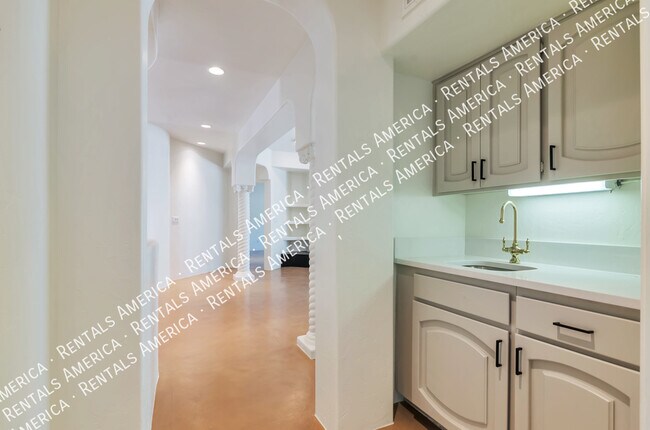 Building Photo - Gorgeous Catalina Home!