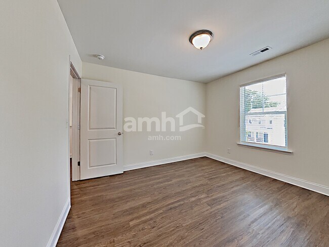 Building Photo - 142 Willowbrook Dr