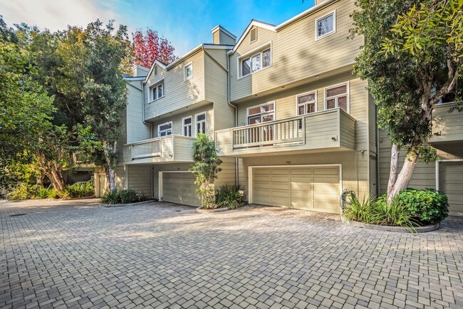 Building Photo - Spacious 3BD/2.5BA Mesa Townhome! (Walking...