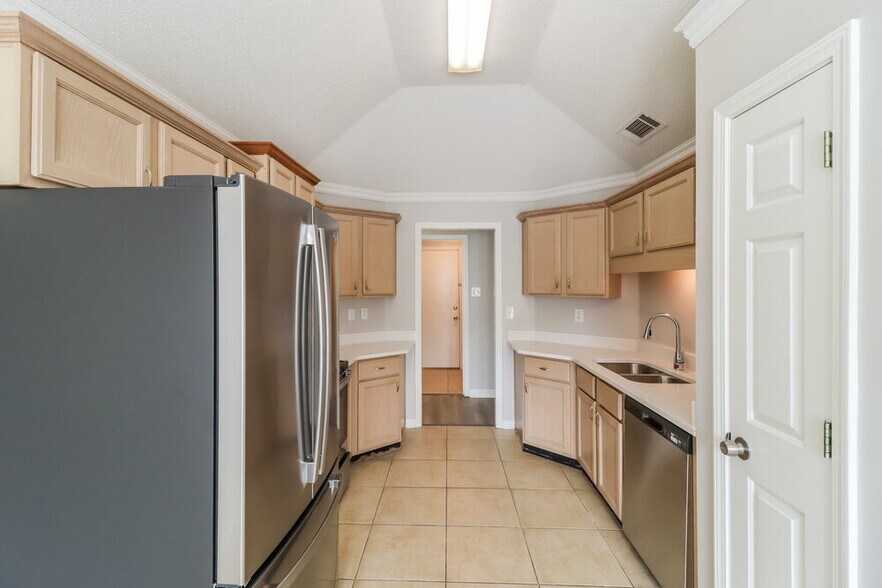Building Photo - 10029 Woodland Grove Dr