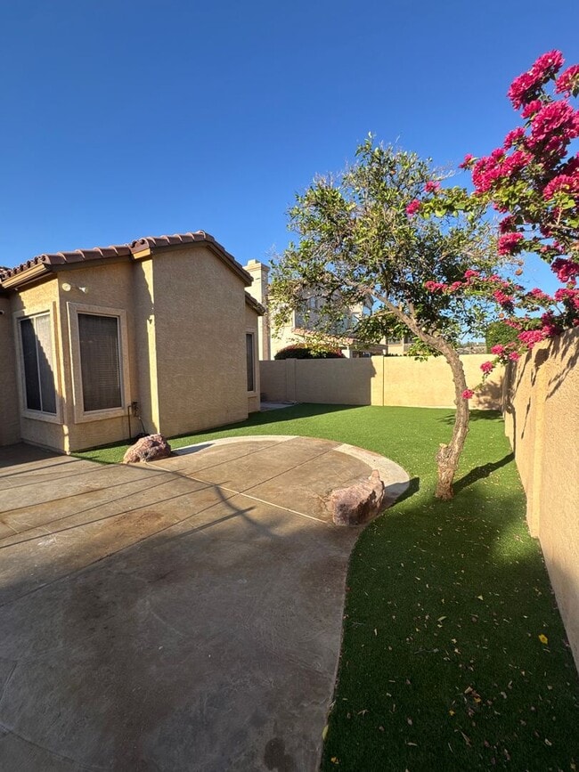 Building Photo - Upgraded home in Glendale with Pool