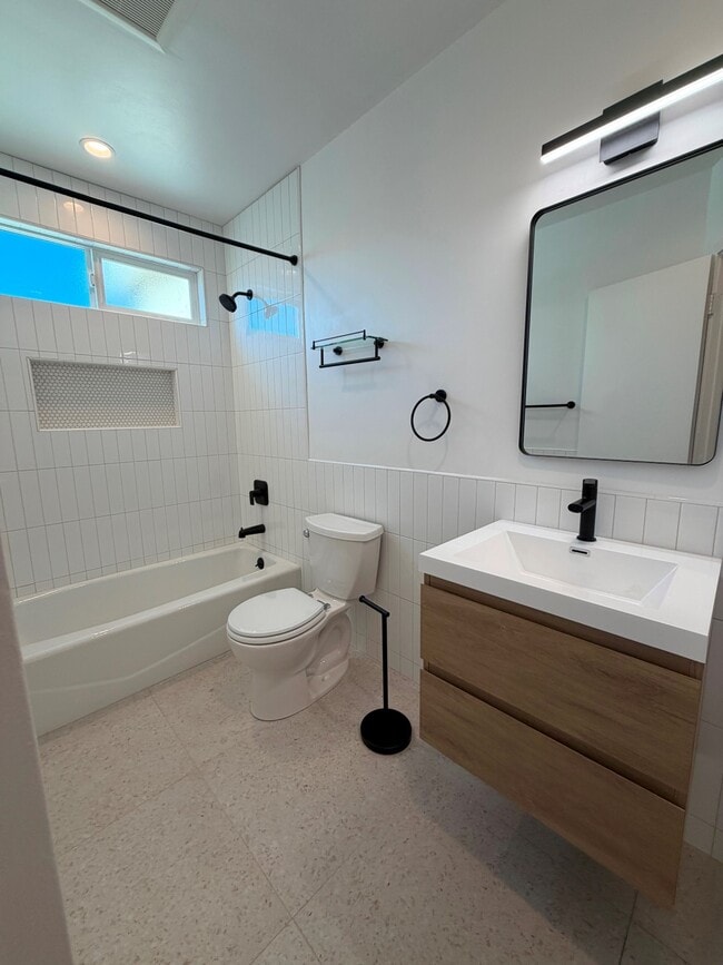 Building Photo - 4443 Clayton Ave