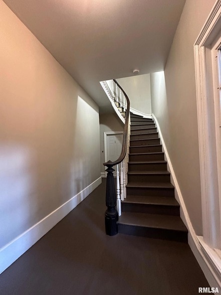 Building Photo - 333 S Douglas Ave