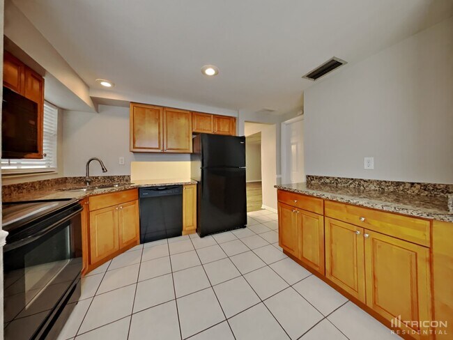 Building Photo - 6521 Bonnie Bay Cir N