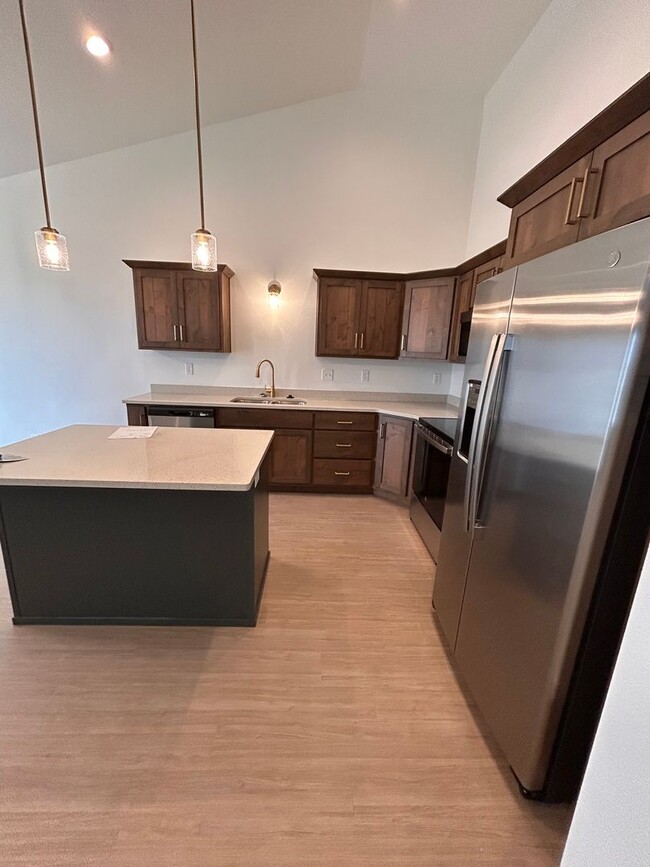 Building Photo - 3 Bed 3 Bath TownHome