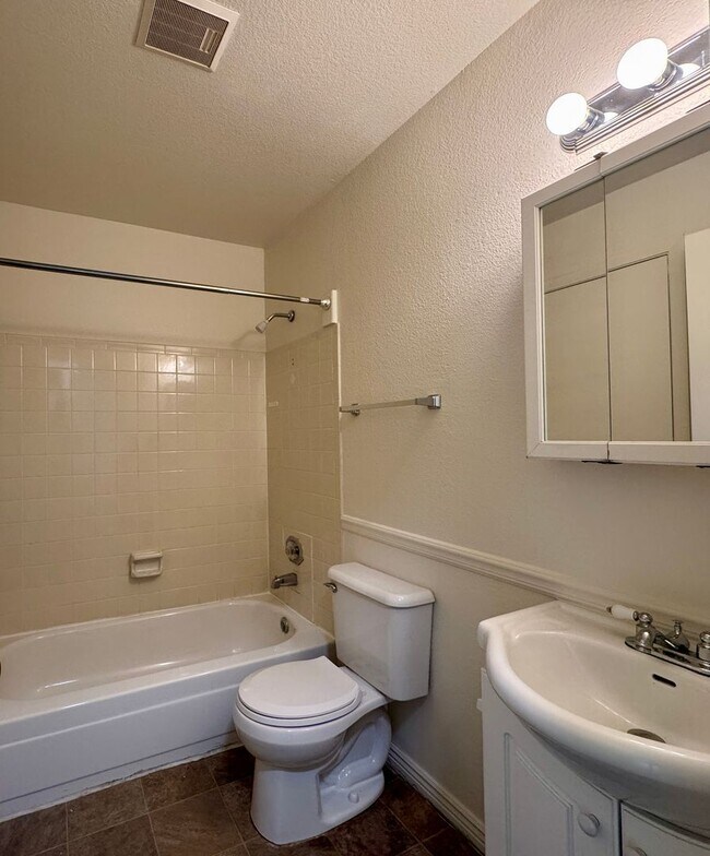 Building Photo - Spacious 2 Bed 2 Bath Condo in Aurora! Across from Community Pool!!