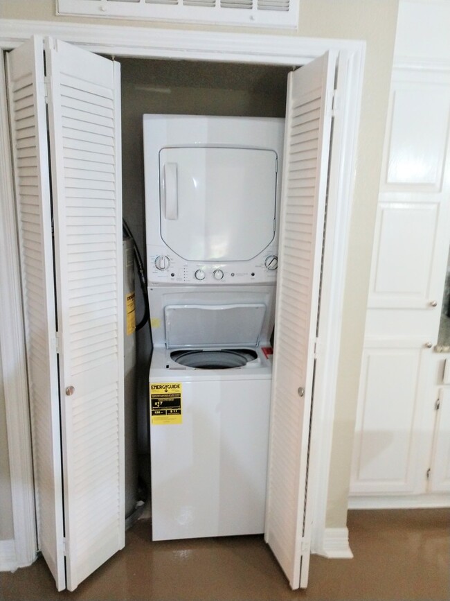 Building Photo - $1495 – 2 Bed / 1 Bath Condominium in cent...