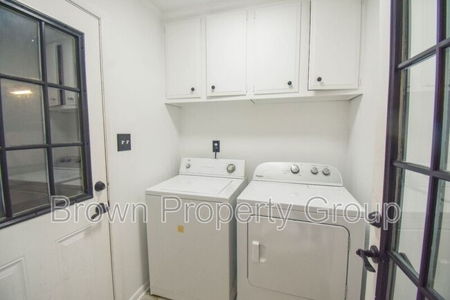 Building Photo - 805 Southview Cir