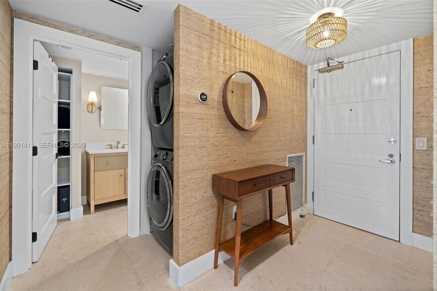 Building Photo - 1402 Brickell Bay Dr