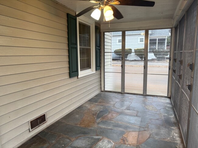 Building Photo - 2 Bedroom, 1 Bathroom House in Winston-Salem!