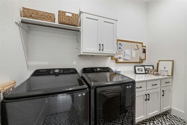 Building Photo - 1122 Silver Dollar Trail