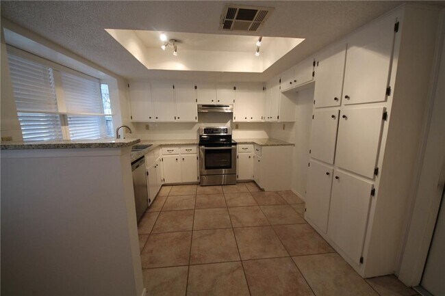 Building Photo - 13320 Water Oak Ln