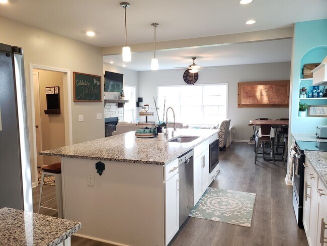 Building Photo - Near Exit 1! Close to I-24! HUGE Kitchen I...