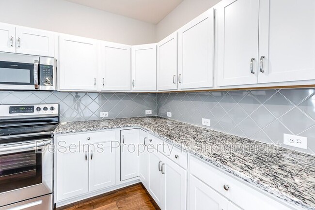 Building Photo - 1024 Hillbrook Dr
