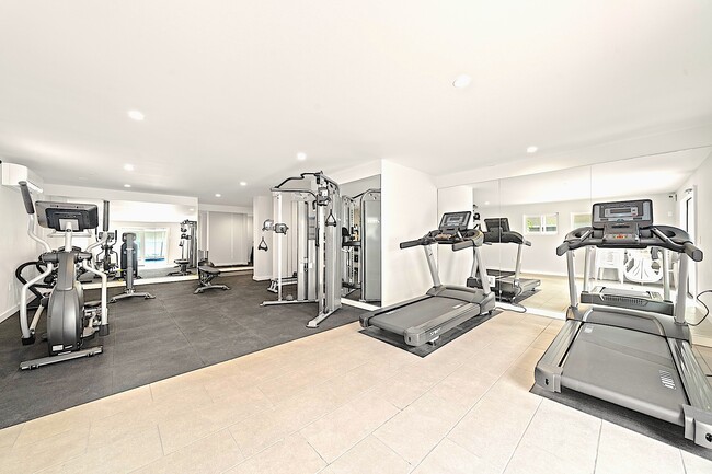 fitness room/gym - 9005 Cynthia St