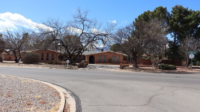 Building Photo - 1810 Town and Country Dr