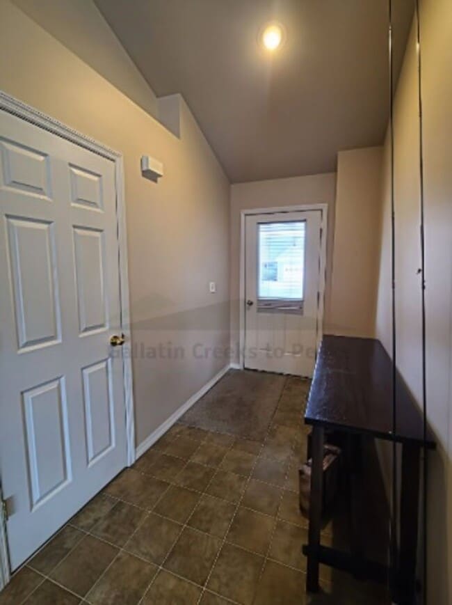 Building Photo - 3 Bedroom 2 Bathroom Home